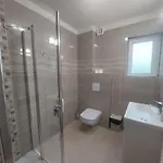 Anton Apartmanhaz بيت ضيافة 3*