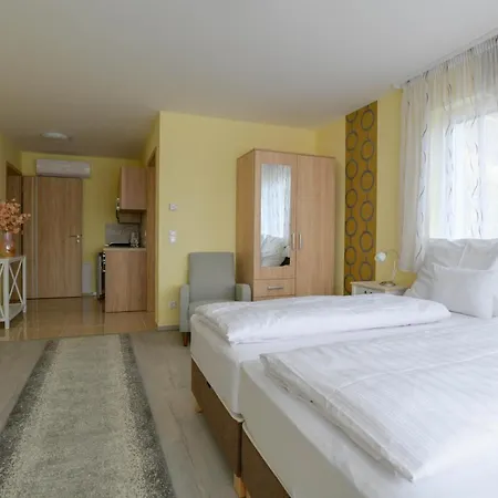 Гостевой дом Anton Apartmanhaz 3*