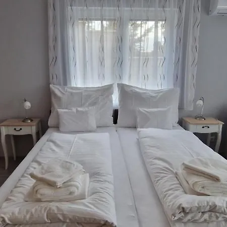 בית הארחה Anton Apartmanhaz באלאטונפורד