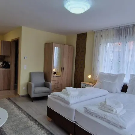 Πανσιόν Anton Apartmanhaz 3*