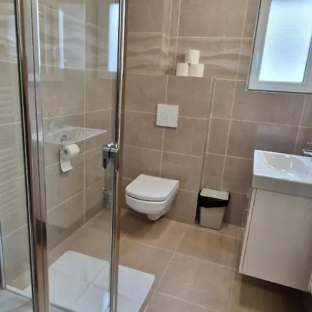 Anton Apartmanhaz 3* באלאטונפורד