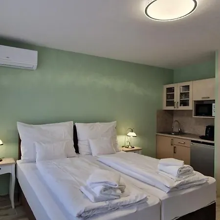 Anton Apartmanhaz באלאטונפורד