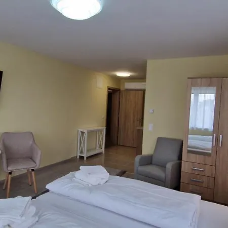 בית הארחה Anton Apartmanhaz באלאטונפורד