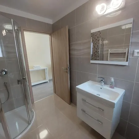 Anton Apartmanhaz 3* באלאטונפורד