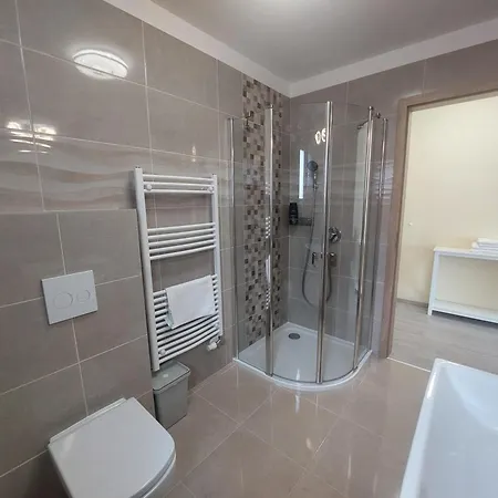 בית הארחה Anton Apartmanhaz באלאטונפורד