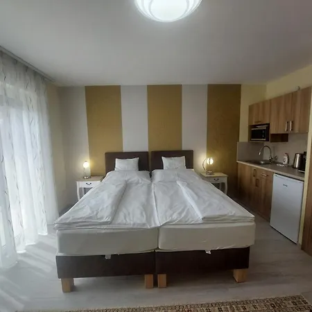 Anton Apartmanhaz 3* באלאטונפורד