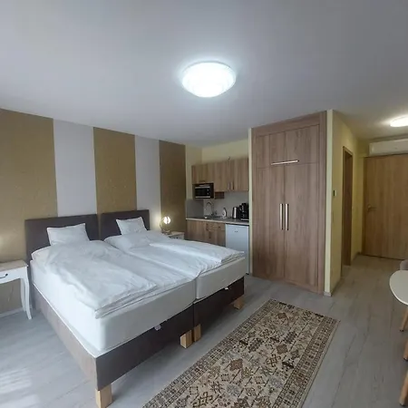 Anton Apartmanhaz بيت ضيافة