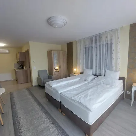 Anton Apartmanhaz באלאטונפורד