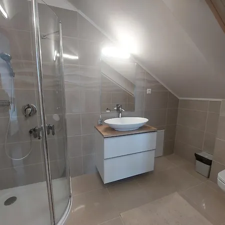 Anton Apartmanhaz בית הארחה