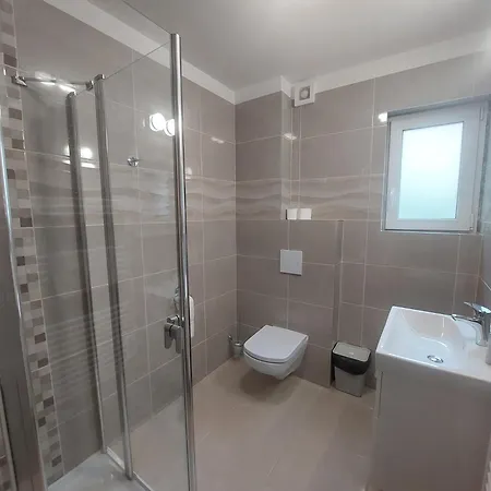 Anton Apartmanhaz בית הארחה 3*