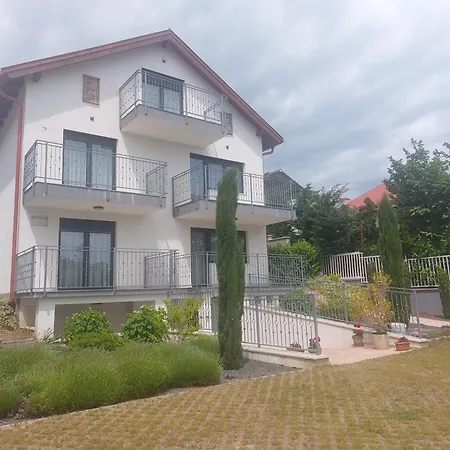 Anton Apartmanhaz באלאטונפורד